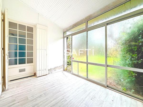 Idéalement situé en centre-ville : 3 chambres, 2 salle des de bains et jardin.