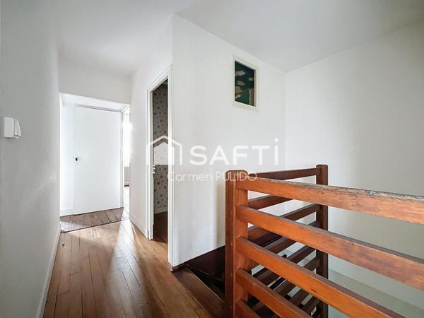 Idéalement situé en centre-ville : 3 chambres, 2 salle des de bains et jardin.