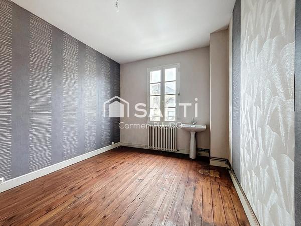 Idéalement situé en centre-ville : 3 chambres, 2 salle des de bains et jardin.