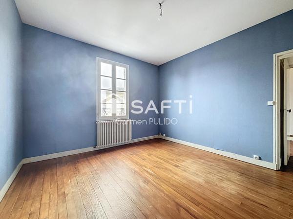 Idéalement situé en centre-ville : 3 chambres, 2 salle des de bains et jardin.