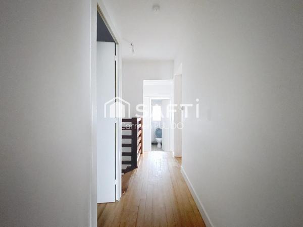 Idéalement situé en centre-ville : 3 chambres, 2 salle des de bains et jardin.