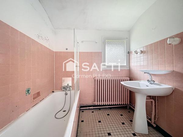 Idéalement situé en centre-ville : 3 chambres, 2 salle des de bains et jardin.