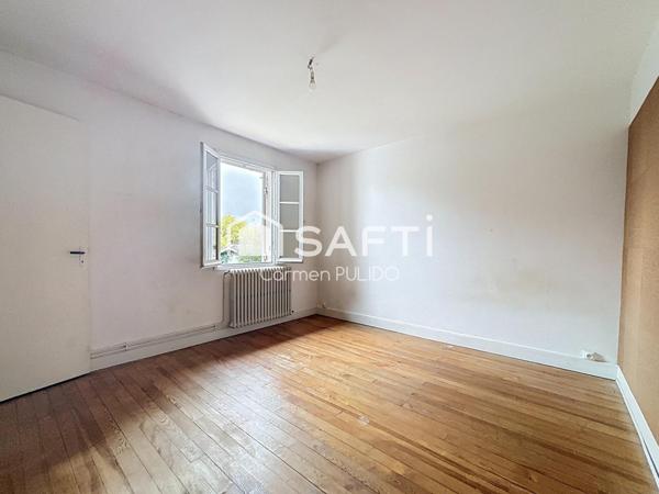 Idéalement situé en centre-ville : 3 chambres, 2 salle des de bains et jardin.