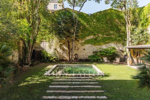 BORDEAUX TRIANGLE D’OR – RARE APPARTEMENT AVEC JARDIN PRIVATIF ET PISCINE DANS UN HÔTEL PARTICULIER