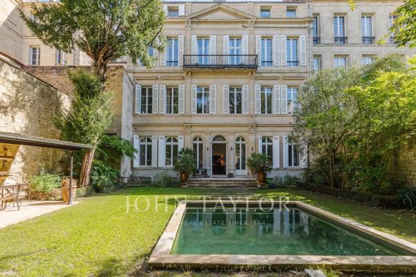 BORDEAUX TRIANGLE D’OR – RARE APPARTEMENT AVEC JARDIN PRIVATIF ET PISCINE DANS UN HÔTEL PARTICULIER
