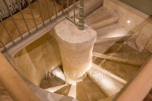 BORDEAUX TRIANGLE D’OR – RARE APPARTEMENT AVEC JARDIN PRIVATIF ET PISCINE DANS UN HÔTEL PARTICULIER