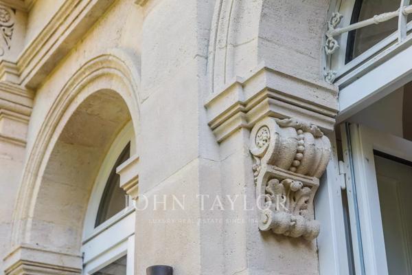 BORDEAUX TRIANGLE D’OR – RARE APPARTEMENT AVEC JARDIN PRIVATIF ET PISCINE DANS UN HÔTEL PARTICULIER