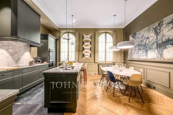 BORDEAUX TRIANGLE D’OR – RARE APPARTEMENT AVEC JARDIN PRIVATIF ET PISCINE DANS UN HÔTEL PARTICULIER