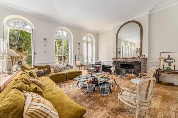 BORDEAUX TRIANGLE D’OR – RARE APPARTEMENT AVEC JARDIN PRIVATIF ET PISCINE DANS UN HÔTEL PARTICULIER