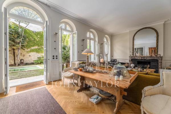 BORDEAUX TRIANGLE D’OR – RARE APPARTEMENT AVEC JARDIN PRIVATIF ET PISCINE DANS UN HÔTEL PARTICULIER