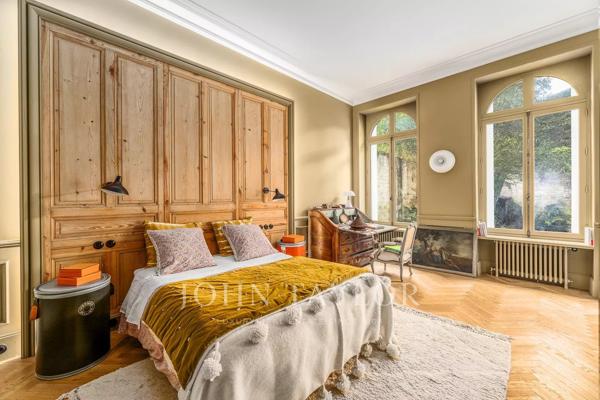 BORDEAUX TRIANGLE D’OR – RARE APPARTEMENT AVEC JARDIN PRIVATIF ET PISCINE DANS UN HÔTEL PARTICULIER