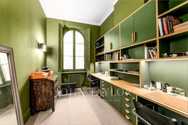 BORDEAUX TRIANGLE D’OR – RARE APPARTEMENT AVEC JARDIN PRIVATIF ET PISCINE DANS UN HÔTEL PARTICULIER