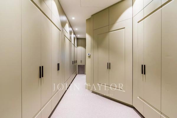 BORDEAUX TRIANGLE D’OR – RARE APPARTEMENT AVEC JARDIN PRIVATIF ET PISCINE DANS UN HÔTEL PARTICULIER