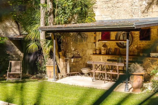 BORDEAUX TRIANGLE D’OR – RARE APPARTEMENT AVEC JARDIN PRIVATIF ET PISCINE DANS UN HÔTEL PARTICULIER