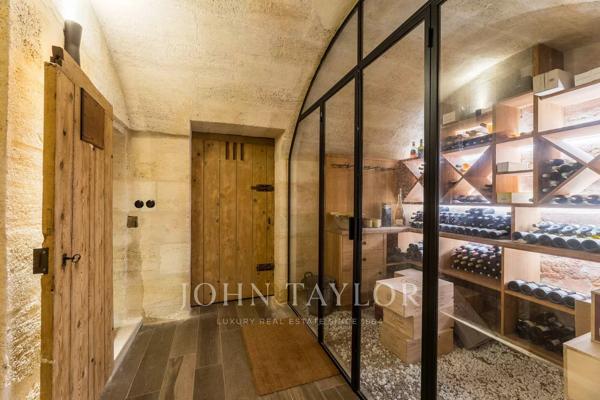 BORDEAUX TRIANGLE D’OR – RARE APPARTEMENT AVEC JARDIN PRIVATIF ET PISCINE DANS UN HÔTEL PARTICULIER