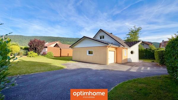 EN EXCLUSIVITÉ à SAULXURES-SUR-MOSELOTTE – Maison récente 117 m² environ au sol (90 m² Carrez) | 3 chambres | Vivable de plain-pied | Terrain plat de 846 m² | Garage | Centre-ville au calme