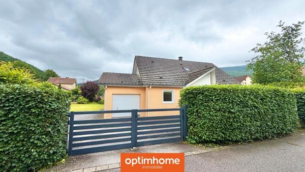 EN EXCLUSIVITÉ à SAULXURES-SUR-MOSELOTTE – Maison récente 117 m² environ au sol (90 m² Carrez) | 3 chambres | Vivable de plain-pied | Terrain plat de 846 m² | Garage | Centre-ville au calme