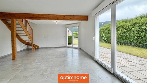 EN EXCLUSIVITÉ à SAULXURES-SUR-MOSELOTTE – Maison récente 117 m² environ au sol (90 m² Carrez) | 3 chambres | Vivable de plain-pied | Terrain plat de 846 m² | Garage | Centre-ville au calme