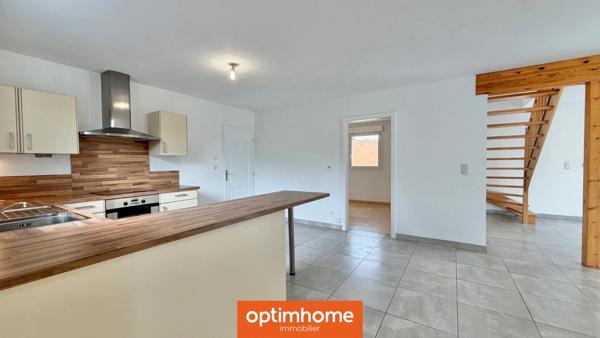 EN EXCLUSIVITÉ à SAULXURES-SUR-MOSELOTTE – Maison récente 117 m² environ au sol (90 m² Carrez) | 3 chambres | Vivable de plain-pied | Terrain plat de 846 m² | Garage | Centre-ville au calme