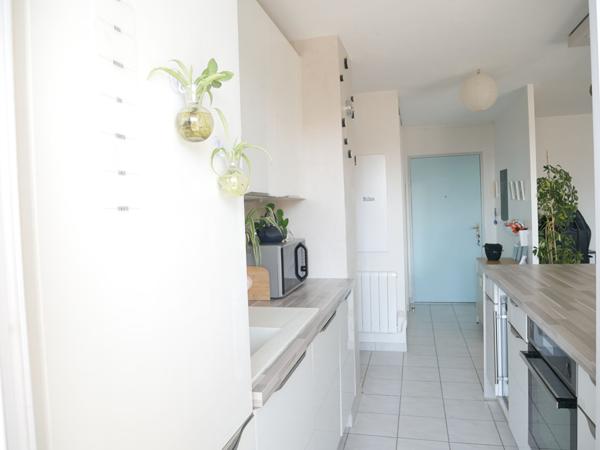 Très bel appartement T2 avec grande terrasse avec vue dégagée et parking privatif