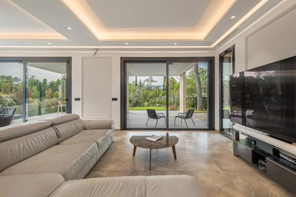 Belle villa contemporaine à quelques minutes de Mougins