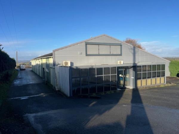 Local d'activité de 1900 m² env en périphérie de LOUDEAC
