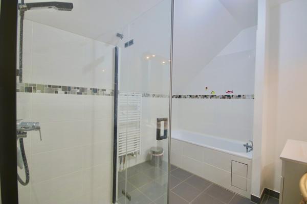 Maffliers (95560) A vendre à Maffliers, beau duplex de 3/4 pièces, 75 m2, 2 chambres, avec 2 parkings en sous-sol.