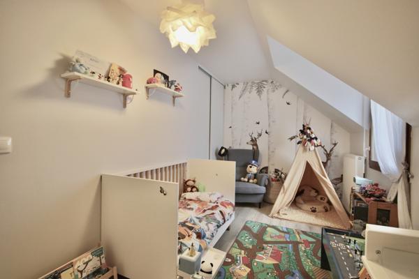 Maffliers (95560) A vendre à Maffliers, beau duplex de 3/4 pièces, 75 m2, 2 chambres, avec 2 parkings en sous-sol.