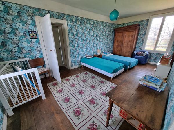 Manoir fin 17ème siècle et 5 maisons en location à vendre à LIFFRE, environ 800m² de superficie (400m² manoir et 406m² de logements locatifs), 11 hectares de parcelle.