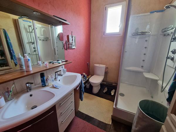 Manoir fin 17ème siècle et 5 maisons en location à vendre à LIFFRE, environ 800m² de superficie (400m² manoir et 406m² de logements locatifs), 11 hectares de parcelle.