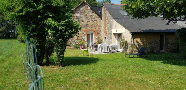 Manoir fin 17ème siècle et 5 maisons en location à vendre à LIFFRE, environ 800m² de superficie (400m² manoir et 406m² de logements locatifs), 11 hectares de parcelle.