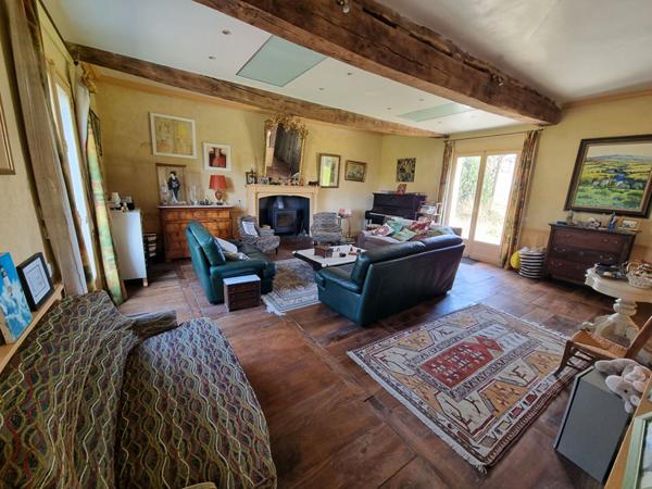 Manoir fin 17ème siècle et 5 maisons en location à vendre à LIFFRE, environ 800m² de superficie (400m² manoir et 406m² de logements locatifs), 11 hectares de parcelle.