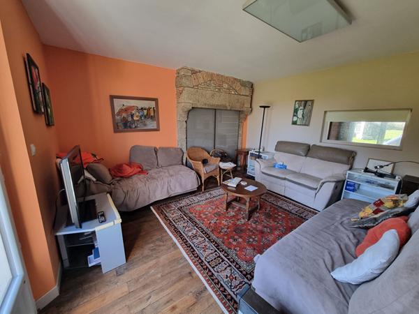 Manoir fin 17ème siècle et 5 maisons en location à vendre à LIFFRE, environ 800m² de superficie (400m² manoir et 406m² de logements locatifs), 11 hectares de parcelle.