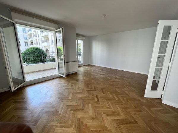 Résidence haut standing avec balcons, parking et cave