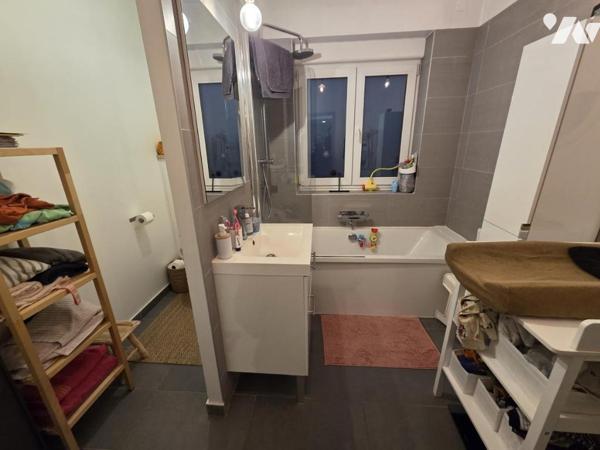 TOURCOING -APPARTEMENT (STYLE MAISON) 3 CHAMBRES - COUR - PARKING