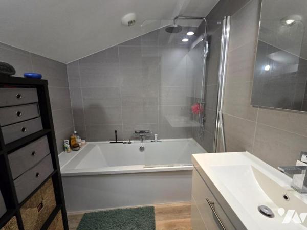 TOURCOING -APPARTEMENT (STYLE MAISON) 3 CHAMBRES - COUR - PARKING