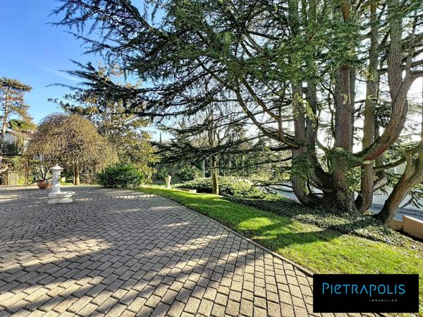 MAISON FAMILIALE DE CARACTERE - GRANDE PISCINE - SOUS SOL COMPLET - TERRAIN DE 1845m2 ARBORE ET CLOTURE