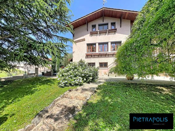 MAISON FAMILIALE DE CARACTERE - GRANDE PISCINE - SOUS SOL COMPLET - TERRAIN DE 1845m2 ARBORE ET CLOTURE