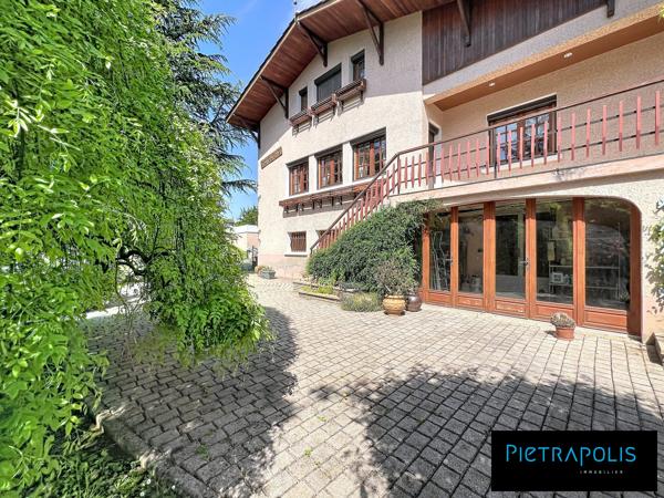 MAISON FAMILIALE DE CARACTERE - GRANDE PISCINE - SOUS SOL COMPLET - TERRAIN DE 1845m2 ARBORE ET CLOTURE