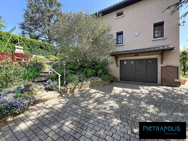MAISON FAMILIALE DE CARACTERE - GRANDE PISCINE - SOUS SOL COMPLET - TERRAIN DE 1845m2 ARBORE ET CLOTURE