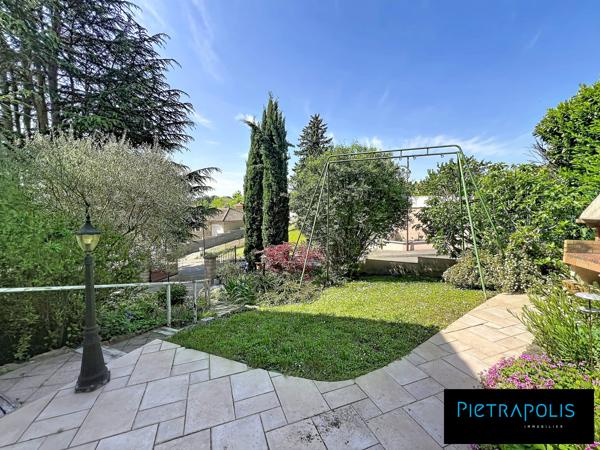 MAISON FAMILIALE DE CARACTERE - GRANDE PISCINE - SOUS SOL COMPLET - TERRAIN DE 1845m2 ARBORE ET CLOTURE