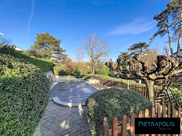 MAISON FAMILIALE DE CARACTERE - GRANDE PISCINE - SOUS SOL COMPLET - TERRAIN DE 1845m2 ARBORE ET CLOTURE