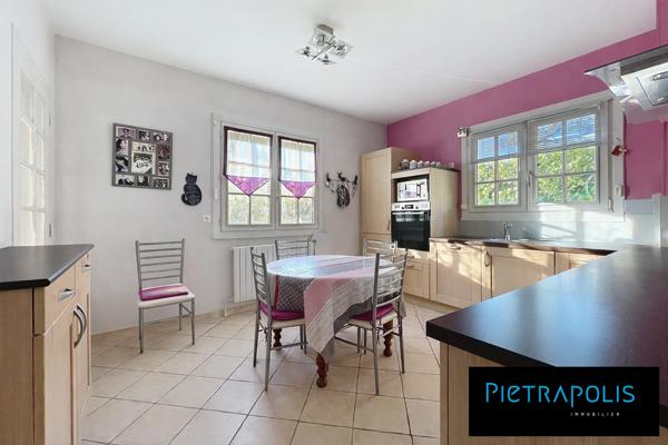 MAISON FAMILIALE DE CARACTERE - GRANDE PISCINE - SOUS SOL COMPLET - TERRAIN DE 1845m2 ARBORE ET CLOTURE