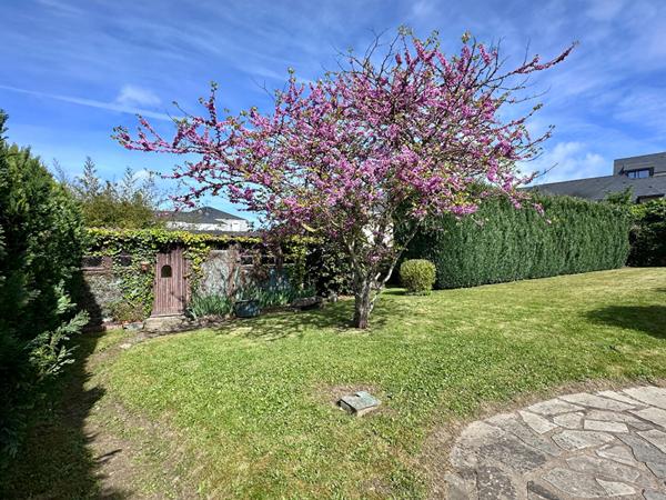 Maison individuelle sur grand terrain paysagé à Saint Servan