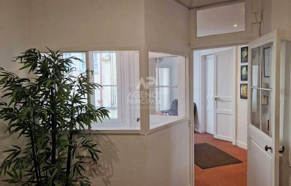 Versailles Notre-Dame Appartement 5 pièces d'environ 100 m² situé au 1er étage €690 000 ** - Référence 25944