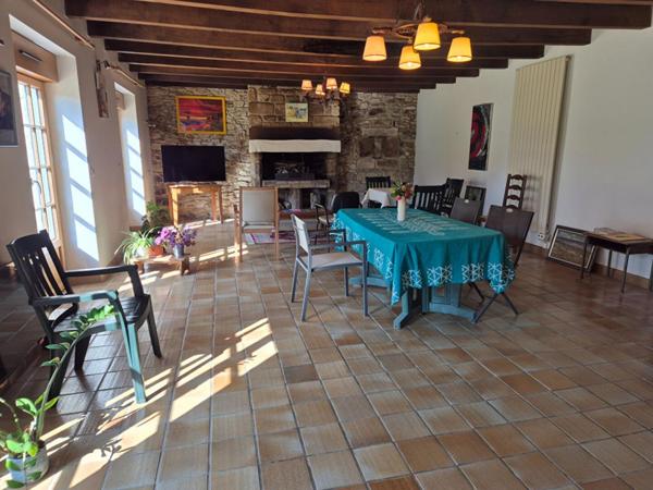 BELLE LONGERE BRETONNE AVEC BEAUCOUP DE CACHET DE 142 m2 dans un petit village calme du Morbihan  (20 min de Lorient - 5 min de Caudan - 5 min de Pont Scorff - 5 min de Cléguer - 25 min de Quimperlé)