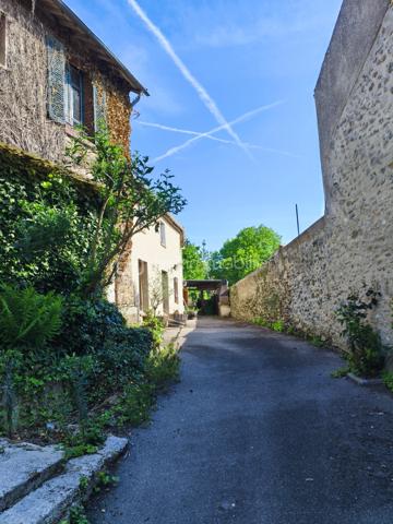 Commune dynamique de Seine-et-Marne, Tournan-en-Brie offre un cadre de vie privilégié alliant commodités urbaines et calme. RER E et la Ligne P (Paris-Est accessible en 30-40 minutes). Écoles, collèges, lycées et nombreux commerces de proximité en centre-ville. 

Idéalement situé à proximité immédiate du centre-ville, ce bien offre un potentiel exceptionnel pour un investisseur, une profession libérale ou un projet familial.

Première maison (66 m²). Élevée sur un sous-sol total, cette maison dispose au rez-de-chaussée surélevé d'un salon/salle à manger, d'une cuisine et d'une salle d'eau. À l'étage, l'espace nuit se compose de deux chambres, dont l'une dispose d'un WC et d'un lavabo. Des travaux sont à prévoir pour rénover ce bien.
Chauffage au fuel. DPE G - GES G.

Seconde maison (81 m²). Cette deuxième habitation comprend une cuisine aménagée, une chambre, un salon/salle à manger avec un coin bar, ainsi qu'un WC avec lave-mains. À l'étage, vous découvrirez une grande pièce palière desservant une salle de bain et une seconde chambre. Des travaux de rafraîchissement sont à prévoir.
Chauffage au gaz. DPE E - GES E.

Extérieur et Annexes : Jardin. Petit atelier. Pas de garagee mais stationnements possibles sur la parcelle.