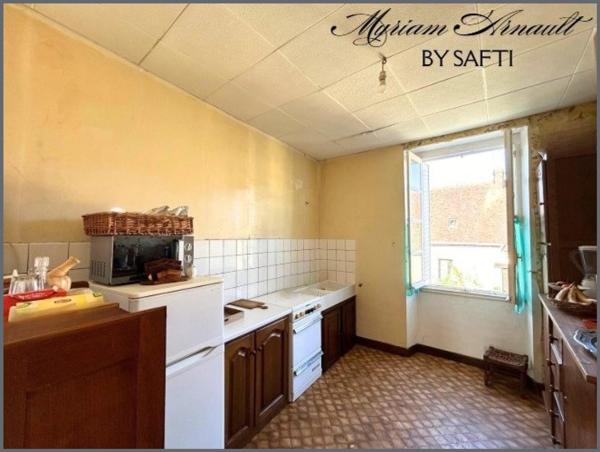 Maison divisée en 2 appartements avec garage et jardin