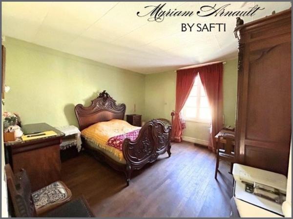 Maison divisée en 2 appartements avec garage et jardin