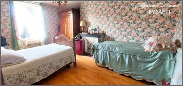 Maison divisée en 2 appartements avec garage et jardin